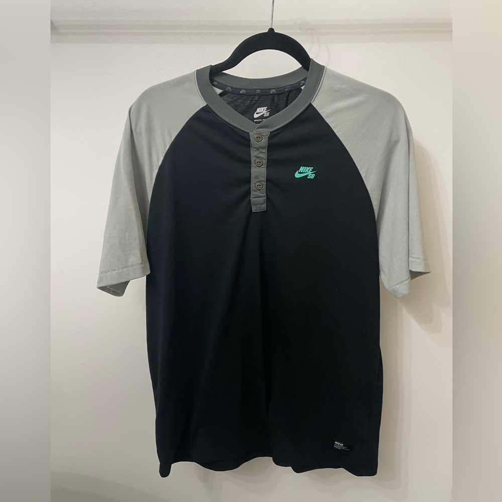 Men’s Nike SB short sleeve Henley shirt, size Large